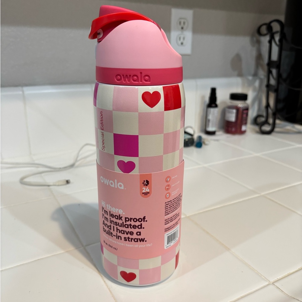 Owala Check Me Out 32 oz water bottle Brand new